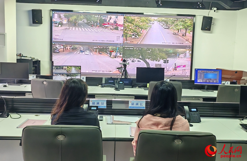 国庆假期，郑州市丰产路街道依托城运中心视频轮巡实时监测辖区动态，处置民情诉求。人民网记者 宋芳鑫摄