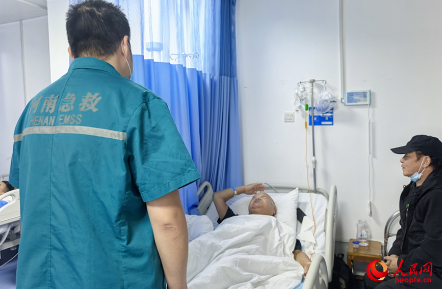 武警河南总队医院的医护人员坚守岗位，守护群众健康。人民网记者 王佩摄