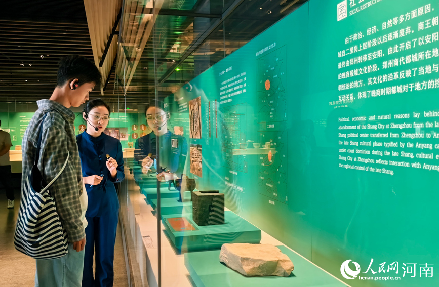 国庆假期，游客走进郑州商都遗址博物院，在历史与文物中感悟中华文脉。人民网记者 宋芳鑫摄