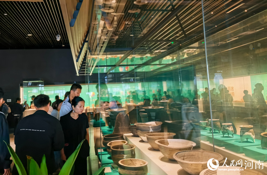 国庆假期，游客打卡郑州商都遗址博物院。人民网记者 宋芳鑫摄