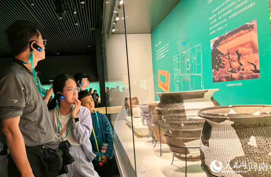 国庆假期，游客走进郑州商都遗址博物院，在历史与文物中感悟中华文脉。人民网记者 宋芳鑫摄