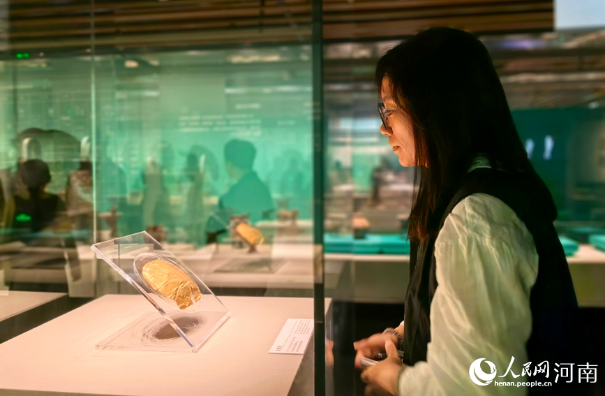 国庆假期，游客走进郑州商都遗址博物院，在历史与文物中感悟中华文脉。人民网记者 宋芳鑫摄