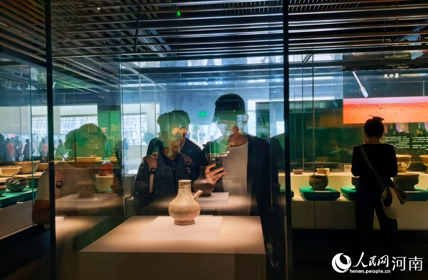 国庆假期，游客走进郑州商都遗址博物院，在历史与文物中感悟中华文脉。人民网记者 宋芳鑫摄