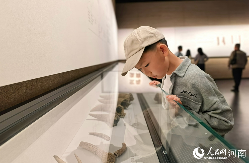 国庆假期，游客走进郑州商都遗址博物院，在历史与文物中感悟中华文脉。人民网记者 宋芳鑫摄