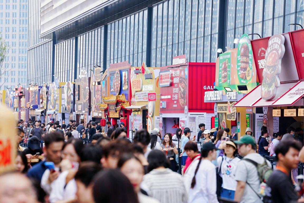 一口汉堡汇聚八方来客 多元活动预热双节消费