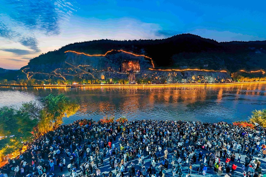 圖為黃金周期間龍門石窟山水盛景。李衛超攝
