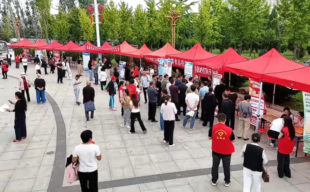 招聘會城區主場現場。封丘縣委宣傳部供圖
