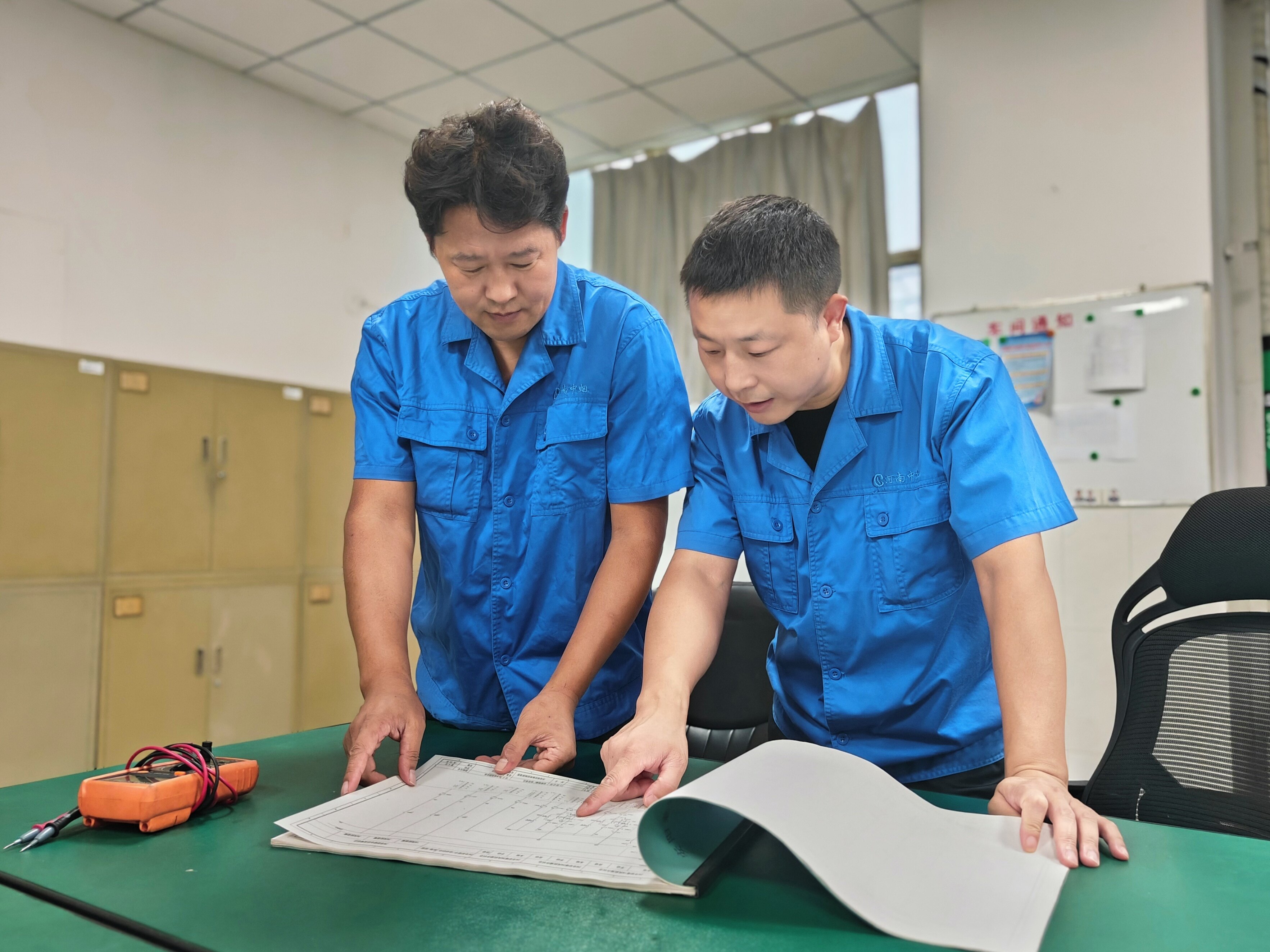 河南中煙安陽卷煙廠動力車間師徒正在拆解帶教內容。吳文濤 攝影