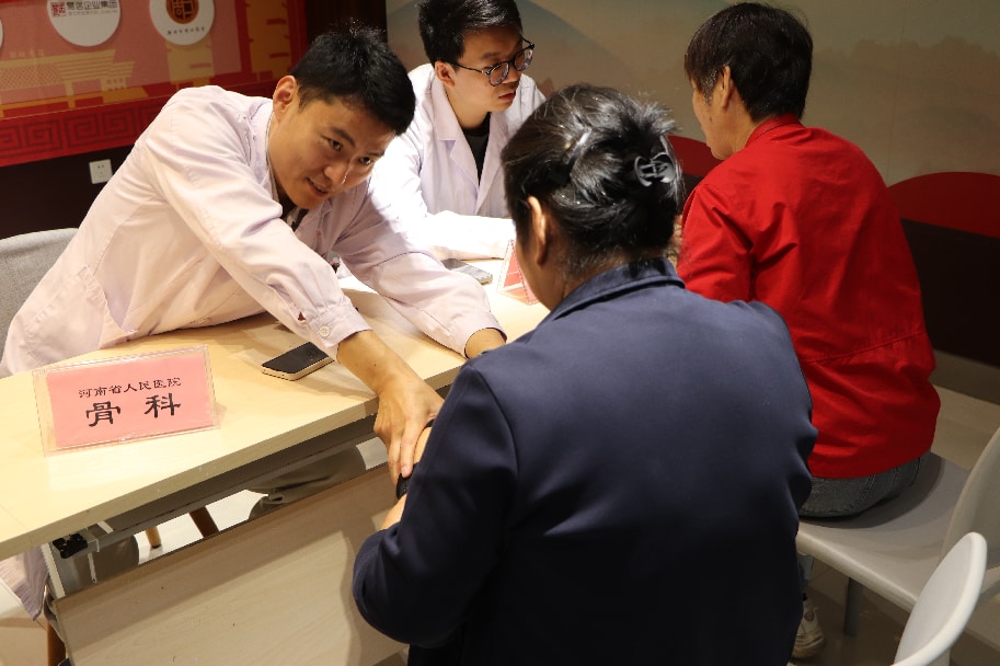 義診現場。鄭東新區宣傳部供圖
