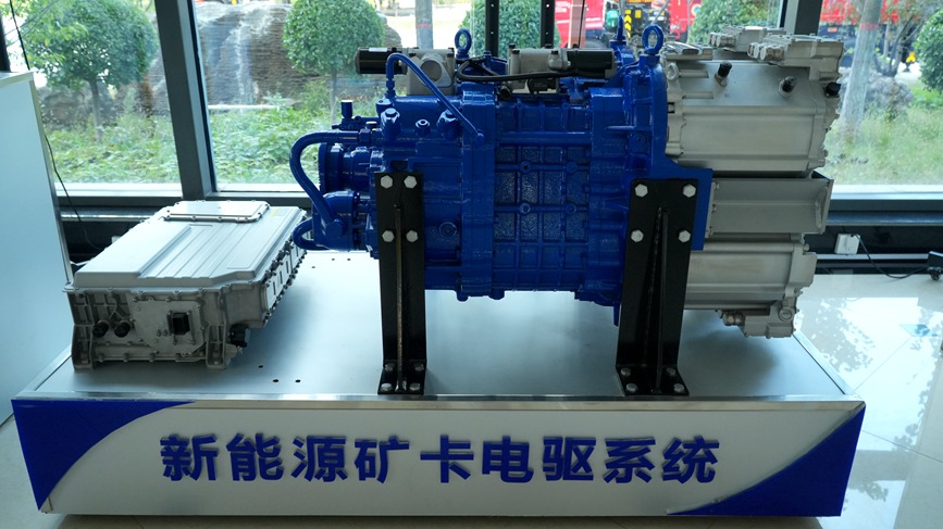 在企业产品展台，展出联合研发核心零配件。王青伟摄