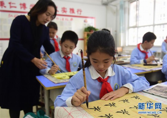 (教育)(1)河北沧州:小学“延时放学”受欢迎
