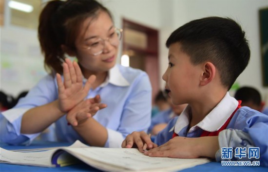 (教育)(2)河北沧州:小学“延时放学”受欢迎