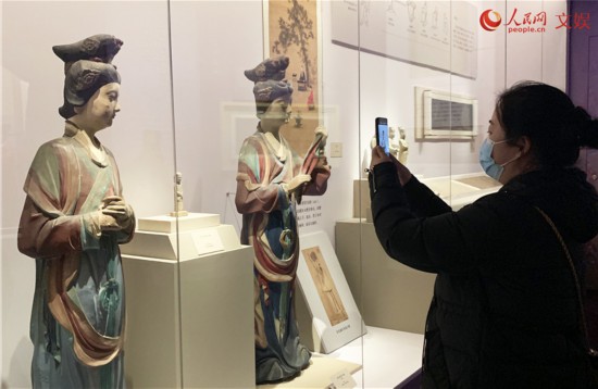 2月6日，观展者在中国国家博物馆认真观赏“中国古代服饰文化展”展出文物。人民网 刘微摄