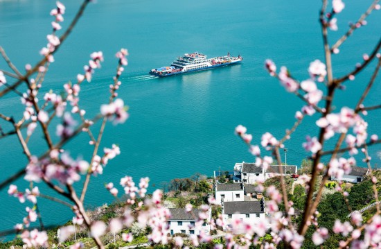 3月3日,輪船行駛在長江三峽湖北省宜昌市秭歸縣水域。