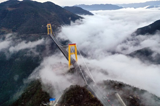 在湖北省恩施土家族苗族自治州拍摄的沪渝高速公路四渡河大桥（2019年3月23日摄，无人机照片）。新华社发（杨顺丕 摄）