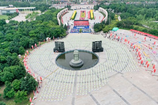 6月16日,市民在长春世界雕塑园友谊广场上表演百姓健康舞(无人机拍摄)。