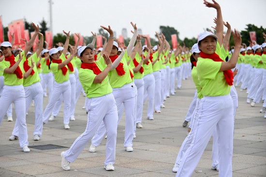 6月16日,市民在长春世界雕塑园友谊广场上表演百姓健康舞。