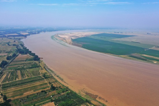 这是6月24日在河南省兰考县黄河湾风景区拍摄的黄河（无人机照片）。 新华社记者 许雅楠 摄