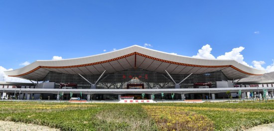 6月30日拍摄的拉萨贡嘎国际机场T3航站楼外景。