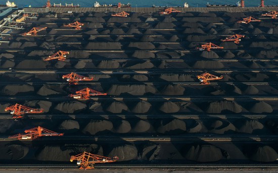 这是唐山港曹妃甸港区煤炭堆场（12月6日摄，无人机照片）。