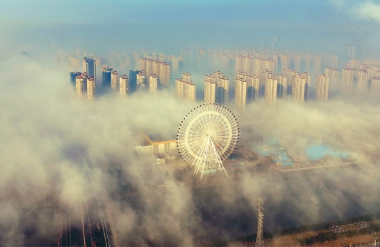近日，宁波前湾新区出现云海奇观，从空中向下俯瞰，云海翻腾，如梦如幻，十分壮观。虞昌胜摄