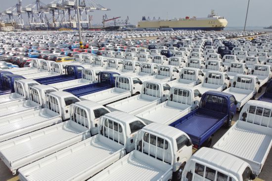 3月7日，大批出口商品车在山东港口烟台港集结等待装船（无人机照片）。新华社发（唐克摄）