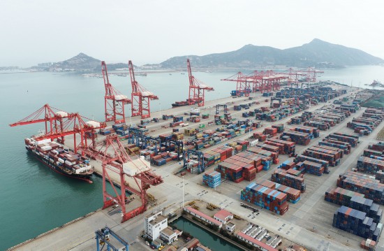 3月7日拍摄的江苏连云港港口集装箱码头场景（无人机照片）。新华社发（王健民摄）