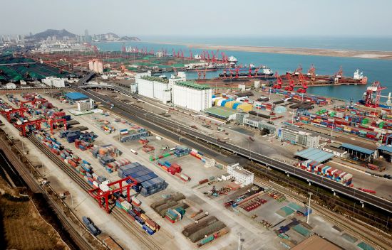 3月7日拍摄的江苏连云港港口码头等待作业的大批集装箱（无人机照片）。新华社发（耿玉和摄）