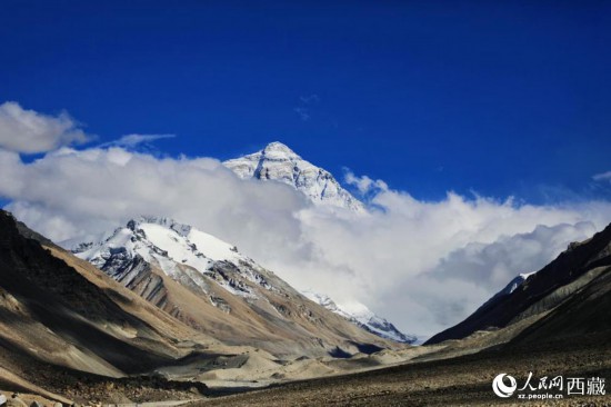 白云像一条“哈达”环绕着珠穆朗玛峰。