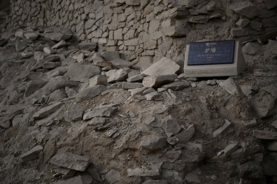 这是8月6日拍摄的陕西神木石峁遗址外城东门护墙。新华社记者 张博文 摄