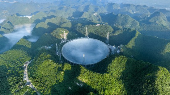 晨曦中的“中国天眼”全景（无人机照片，2022年7月25日维护保养期间拍摄）。