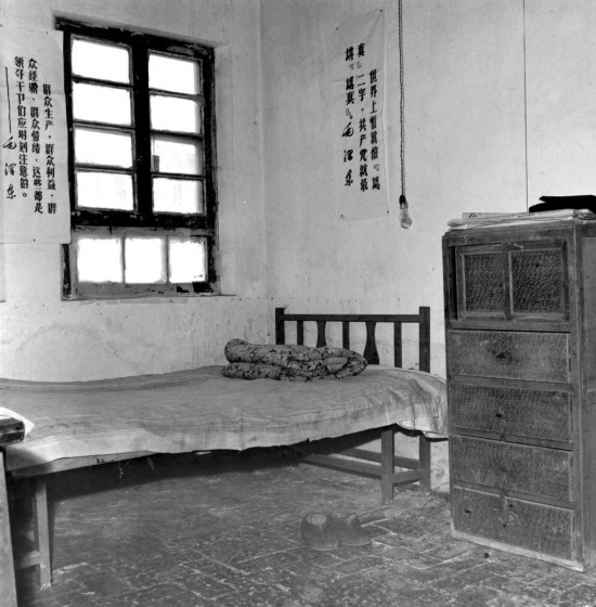 这是焦裕禄住室的一角（1966年2月22日整理的资料照片）。焦裕禄生前用的被褥上有很多补丁。新华社发 .jpg