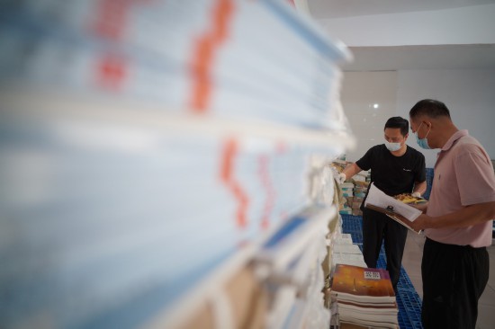 8月17日，河北省邢台市内丘县新华书店的工作人员在仓库清点新学期教材。新华社发（刘继东 摄）