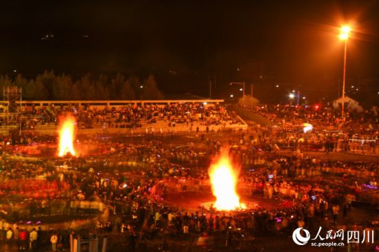 布拖县是彝族火把节的发源地，被称为“中国彝族火把节之乡”。俄底尔以摄