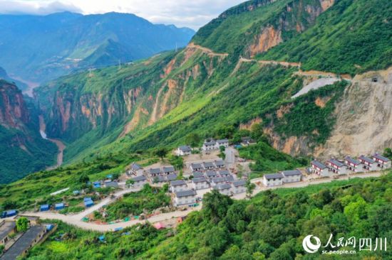 布拖县阿布洛哈村，是全国最后一个通公路的建制村。王德摄