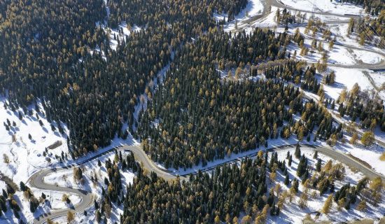 连接新疆哈密市区与巴里坤哈萨克自治县的公路翻越东天山（2022年10月4日摄，无人机照片）。新华社发（冯洋 摄）