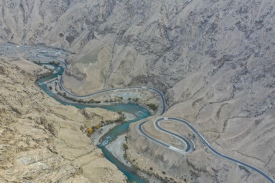 在新疆叶城县南部山区拍摄的由县城通往西合休乡的山路（2020年10月8日，无人机照片）。新华社记者 胡虎虎 摄