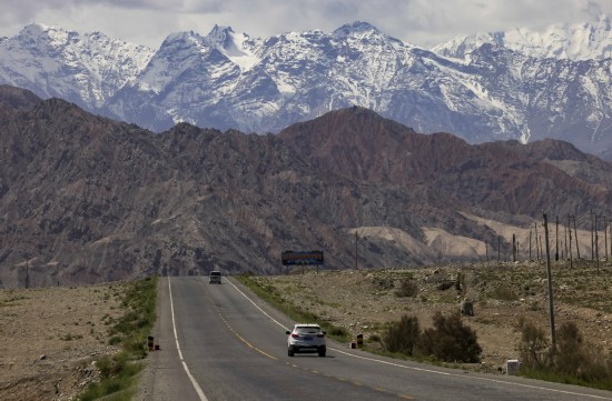 车辆行驶在连接新疆喀什市与塔什库尔干塔吉克自治县的国道上（2021年5月17日摄）。新华社记者 胡虎虎 摄