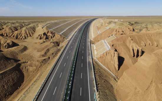 穿越我国第二大沙漠——古尔班通古特沙漠的新疆阿勒泰至乌鲁木齐的高速公路（2021年10月10日摄，无人机照片）。新华社发（新疆维吾尔自治区交通运输厅供图）