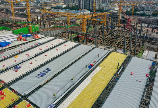建设者在广州白云火车站项目进行一期金属屋面施工（无人机照片，12月27日摄）。