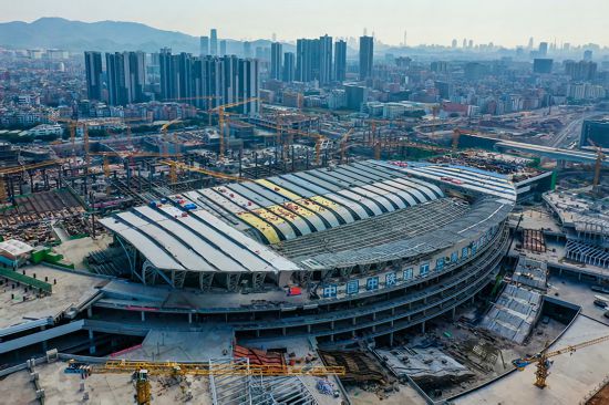 广州白云火车站项目一期金属屋面和二期主体结构建设现场（无人机照片，12月27日摄）。