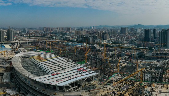 广州白云火车站项目一期金属屋面和二期主体结构建设现场（无人机照片，12月27日摄）。