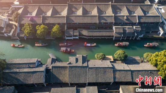 满载年货的摇橹船在乌镇穿梭 乌镇景区供图