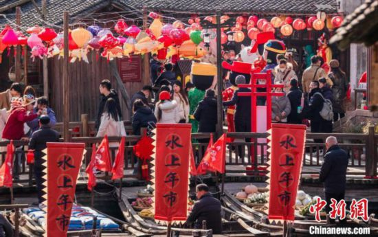 乌镇景区的“水上年市”人来人往 乌镇景区供图