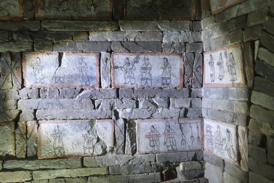 在嘉峪关魏晋墓六号墓的画像砖上，绘有男主人宴请宾客的画面，内容表现了仆人在加工烤肉、蒸食物、端着托盘给主人用餐的场景（5月10日摄）。新华社记者 黄晓勇 摄