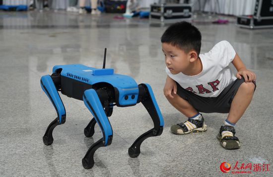 8月25日，一款四足机器人吸引小朋友驻足观看。人民网 章勇涛摄