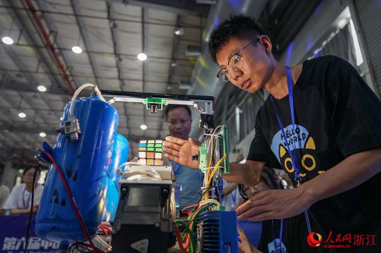 8月25日，参赛选手在进行魔方机器人比赛。人民网 章勇涛摄