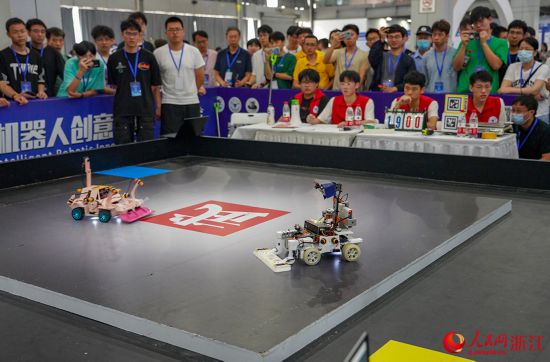 8月25日，參賽選手在進行格斗機器人比賽。人民網 章勇濤攝