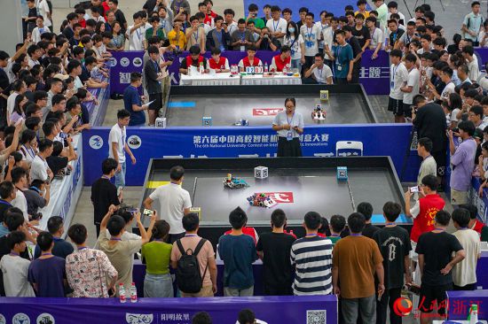 8月25日，参赛选手在进行格斗机器人比赛。人民网 章勇涛摄