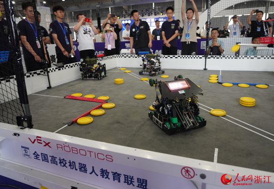 8月25日，參賽選手在進行VEX U智能機器人對抗賽。人民網 章勇濤攝